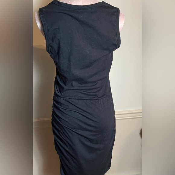 BLACK sleeveless tshirt dress with cinched waist and ruched skirt. - Picture 4 of 4